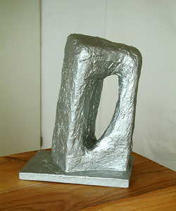 Abstracte sculpturen, uit diverse jaren.
Van tijd tot tijd pakte ik de klei of gips of metaaldraad en maakte kleine abstracte sculpturen. Of ik liet ze soms gieten in kunsthars.
Er zijn nog enkele werkjes beschikbaar. Kijk hier en mail me je keuze: fons-1951@outlook.com - dan houd ik het voorlopig vast tot je het ter plekke komt bekijken; Fons Heijnsbroek.