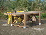 stoere meubels van gebruikt hout (balken) er zit verhaal in