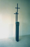 Uitgezonderd de buiteninstallatie worden de religieuze Installaties in samenhang met de Huisaltaren, Houtpanelen en Meubelen geëxposeerd. De installaties zoals b.v. een van het kruis afgehaalde Jezus op een voetbal geplaatst, geven een kritische noot aan het werk.
