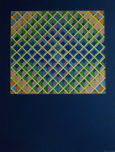 Naast geometrische houtpanelen maakt Monica mathematische werken in kleurpotlood op papier. De werken hebben een sterk werkend optisch effect. Als inspiratiebron gebruikt zij lijnstructuren in Italiaanse marmeren vloeren en optische werkingen van fresco's. Kijk wat gebeurt als u uw ogen langer op één punt richt in deze werken.
