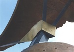 In mijn ruimtelijk werk maak ik gebruik van allerlei verschillende materialen: staal, hout, beton of gevonden voorwerpen. Net wat er voorhanden is of wat mij inspireert tot het maken van iets. Dieren, menselijke figuren of abstracte vormen.