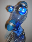 Sculptuur gemaakt uit blauwe kunststof, tin en glas.