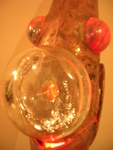 Sculptuur met verlichting gemaakt uit lood en diverse glaselementen.