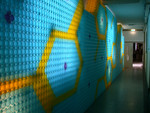 Deze installatie is onstaan uit een samenwerking met Joris Link. De wand is opgebouwd uit 17.000 plastic bekertjes.