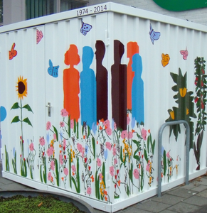 Op verzoek maak ik installaties op locatie: in gebouwen, in het bos of in een tuin. Het uitgangspunt is de kenmerken van een locatie, zoals licht, ruimte of de geschiedenis van een plek. Die elementen te verbinden met mijn favoriete materialen en te zoeken naar een manier om de toeschouwer het beeld te laten 
beleven.  Deze beelden zijn niet te koop. Ze zijn voor een specifieke locatie of project gemaakt.