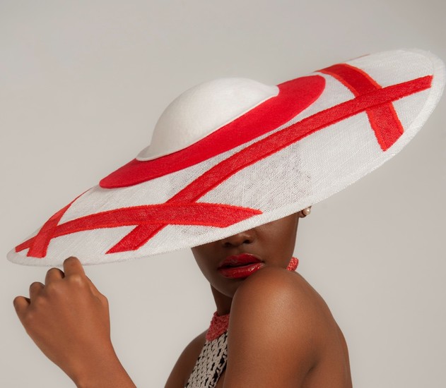 grote witte hoed ontwerp voor Narès Couture