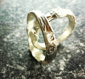 Ontwerpen en produceren van unieke, draagbare juwelen in zilver, al dan niet verder behandeld