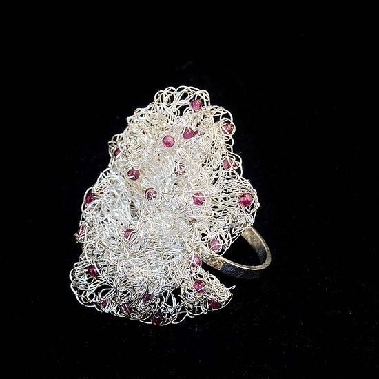 Gehaakte ring met granaat
