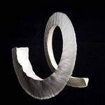 Handgemaakte sieraden van zilver, goud of koper. In deze galerie staan sieraden waarbij het smeden of smelten een grote rol speelde bij het vervaardigen. Smeden is een wisselwerking tussen het materiaal verhitten en met een hamer bewerken. Al doende ontstaat de vorm. Soms recht en strak, soms zorgt een ronding of een draaiïng voor beweging.