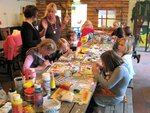 Iedereen schept zijn eigen wereld. Een eigen koninkrijkje waar je op je eigen manier tegenaan kijkt..Kleine werelden is een project van kunstenaars samen met leerlingen van de basisschool. Het wordt aan scholen en galeries gepresenteert als kunstproject. Einddoel is een reizende expositie langs diverse lokaties en scholen.