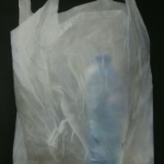 Plastic tas met blauwe fles Plastic tas met blauwe fles