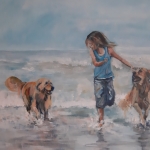 Meisje spelend op  het strand met twwee honden