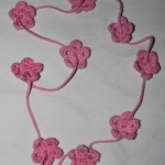Setje van 2 gehaakte kettingen bloemetjes roze Setje van 2 gehaakte kettingen bloemetjes roze