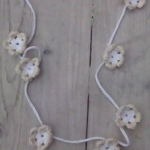 Ibiza ketting gehaakte bloemetjes wit/beige Ibiza ketting gehaakte bloemetjes wit/beige