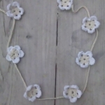 Ibiza ketting gehaakte bloemetjes beige/wit Ibiza ketting gehaakte bloemetjes beige/wit
