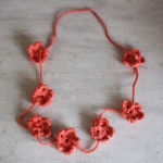 Gehaakte ketting bloemetjes koraal Gehaakte ketting bloemetjes koraal