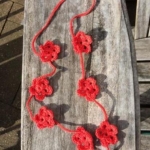 Gehaakte ketting bloemetjes cerise rood Gehaakte ketting bloemetjes cerise rood