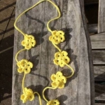Gehaakte ketting bloemetjes citrusgeel Gehaakte ketting bloemetjes citrusgeel