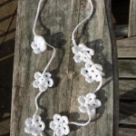 Gehaakte ketting bloemetjes wit Gehaakte ketting bloemetjes wit