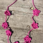Gehaakte ketting bloemetjes Fuchsia Gehaakte ketting bloemetjes Fuchsia