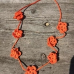 Gehaakte ketting bloemetjes vitamine oranje Gehaakte ketting bloemetjes vitamine oranje