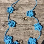 gehaakte ketting bloemetjes Faience gehaakte ketting bloemetjes Faience