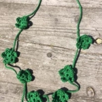 Gehaakte ketting bloemetjes gras groen Gehaakte ketting bloemetjes gras groen