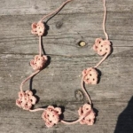 Gehaakte ketting bloemetjes poeder roze Gehaakte ketting bloemetjes poeder roze