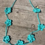 Gehaakte kettingen bloemetjes piscine blauw Gehaakte kettingen bloemetjes piscine blauw