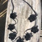 Gehaakte ketting bloemetjes zwart Gehaakte ketting bloemetjes zwart