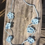 Gehaakte ketting bloemetjes azur blauw Gehaakte ketting bloemetjes azur blauw