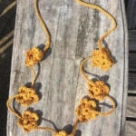 Gehaakte kettingen bloemetjes goud Gehaakte kettingen bloemetjes goud