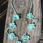 Gehaakte ketting bloemetjs jade Gehaakte ketting bloemetjs jade