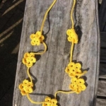 Gehaakte ketting bloemetjes zon geel Gehaakte ketting bloemetjes zon geel