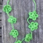 Gehaakte ketting bloemetjes pomme appelgroen Gehaakte ketting bloemetjes pomme appelgroen