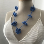 Gehaakte ketting bloemetjes Outremer blauw Gehaakte ketting bloemetjes Outremer blauw