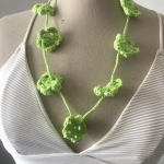 Ketting gehaakt bloemetjes licht groen Ketting gehaakt bloemetjes licht groen