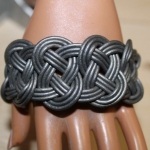 Armband geknoopt leerkoord metalic grijs Armband geknoopt leerkoord metalic grijs