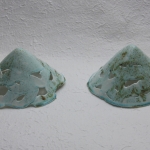 duo blauwe lichtobjecten kegelvormig duo blauwe lichtobjecten kegelvormig