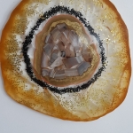 geode lichtbruin met plakjes edelsteen geode lichtbruin met plakjes edelsteen