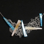 Gebreid collier in blauw/wit Gebreid collier in blauw/wit