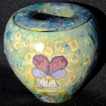 Kleine urn met viooltje Kleine urn met viooltje