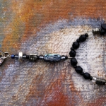 Ketting met onyx en hanger van pauaschelp Ketting met onyx en hanger van pauaschelp