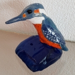 IJsvogeltje op cobalt blauw glas IJsvogeltje op cobalt blauw glas