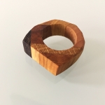 Ring van wengé, mahonie, eiken en laurier Ring van wengé, mahonie, eiken en laurier
