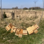Blockchain ketting met houten kralen Blockchain ketting met houten kralen