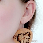 Handgemaakte houten oorbellen van berken Handgemaakte houten oorbellen van berken