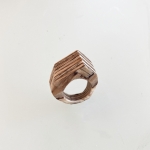 Ring met strakke vlakken en lijnen Ring met strakke vlakken en lijnen