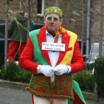 Man tijdens optocht Man tijdens optocht
