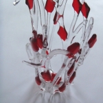 Opengewerkte vaas in helder en rood glas Opengewerkte vaas in helder en rood glas